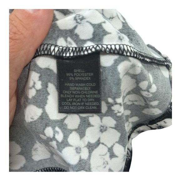 White House Black‎ Market Sleeveless Black and White Tank size small - Picture 6 of 7